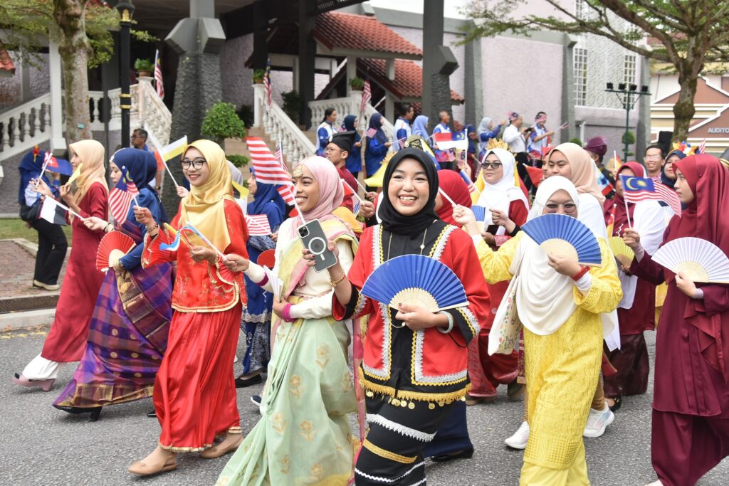 UPSI Hidupkan Semangat Patriotik Melalui Perarakan Pakaian Tradisional