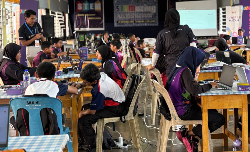 UM bina inspirasi robotik murid luar bandar melalui Roboskool